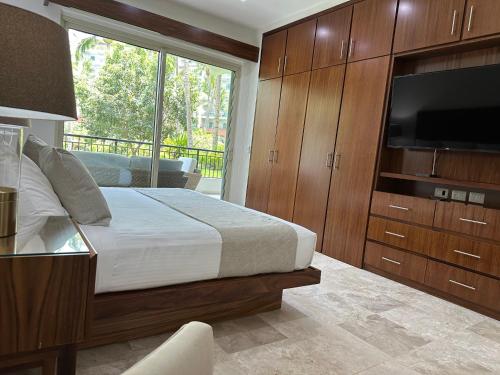 Postel nebo postele na pokoji v ubytování One Bed 2 Bath, at Playa Royale Condo 3102, Free WIFI