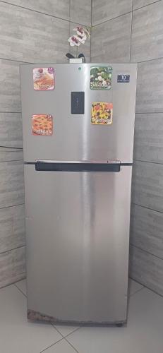 Un refrigerador blanco con imanes encima. en Casa Faculdade and Regional Cruzeiro, en Cachoeira Paulista