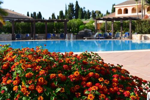 La alberca dentro o cerca de Lantana Resort Hotel&Apartments