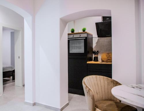 ザグレブにあるPoets parkのキッチン(黒いオーブン、テーブル付)