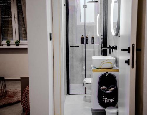 ザグレブにあるPoets parkのトイレと洗面台付きのバスルーム