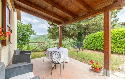 a patio with a table and chairs on a house at Pet Friendly Apartment in Monte Santa Maria Tiberina