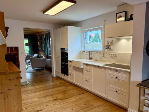 普夫龙滕FeWo Pfronten - Berge und Bilder OG的配有白色橱柜和台面的厨房