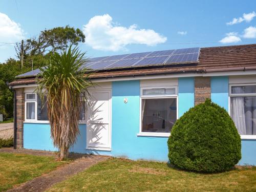 ein blaues Haus mit Solarzellen auf dem Dach in der Unterkunft Surfers Halt in Woolacombe
