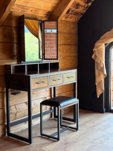 a dressing table with a stool and a mirror at Stodoła na Drobnym Wierchu in Podwilk
