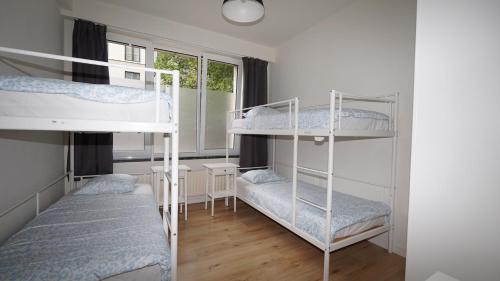 una habitación con dos literas y una ventana en Amerika Apartments, en Amberes