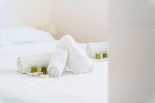 una pila de papel higiénico en una cama en Villa Petar's Dream, en Privlaka