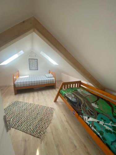 プルゴンヴランにあるMaison de vacances à pied de la plage du Trez Hir - confort, calme & océanの屋根裏部屋(ベッド2台、マットレス付)