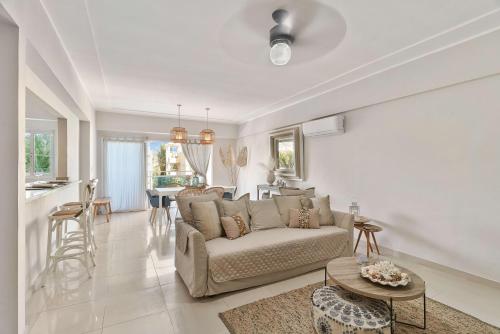 a living room with a couch and a table at Chic and Relax Apartamento Juan Dolio in San Pedro de Macorís