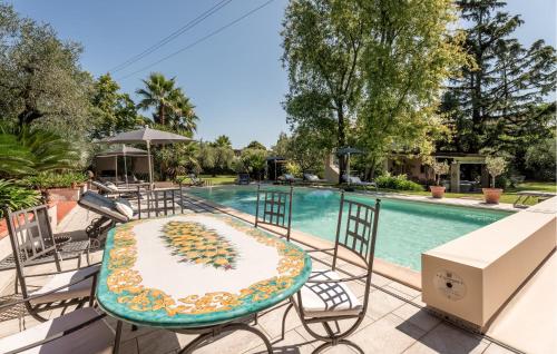 Una mesa con un pastel encima junto a una piscina. en Il Perle, en Padenghe sul Garda
