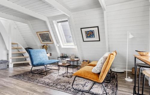 Coin salon dans l'établissement Stunning Home In Farsø With Wifi