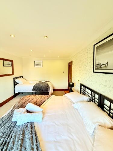 two beds in a room with two beds at 6 Bedroom 4 bathroom House 14 guests or more in Birmingham, Wolverhampton, Walsall Contractors, Family & Groups in Walsall