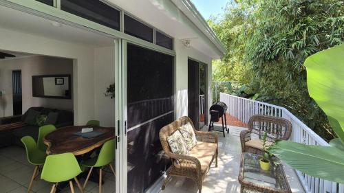 Ruang duduk di Bamboo House in Herradura with private pool