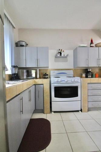 Dapur atau dapur kecil di Bamboo House in Herradura with private pool