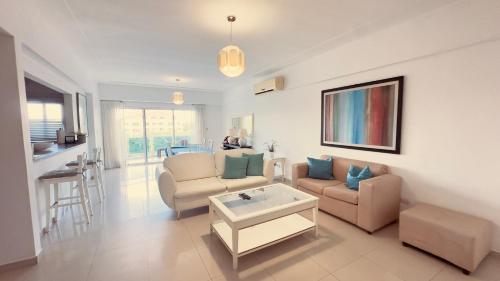 a living room with a couch and a table at Chic and Relax Apartamento Juan Dolio in San Pedro de Macorís