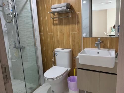 une salle de bain avec toilettes, lavabo et douche dans l'établissement The one condo D pool view facing the super large swimming pool community, à Chiang Mai