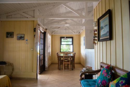 Posezení v ubytování Casa charmosa e pé na areia na Ilha do Mel - Nova Brasília