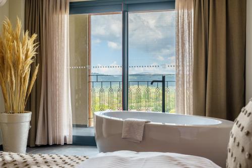 Ένα ή περισσότερα κρεβάτια σε δωμάτιο στο Ephesus Select Suites
