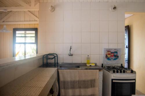 Kuchyň nebo kuchyňský kout v ubytování Casa charmosa e pé na areia na Ilha do Mel - Nova Brasília