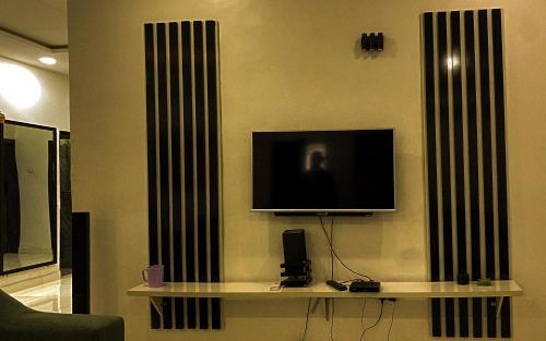 Μια τηλεόραση ή/και κέντρο ψυχαγωγίας στο RockBnB Apartments Kaduna