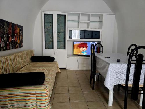 TV a/nebo společenská místnost v ubytování Aria di Sale Polignano