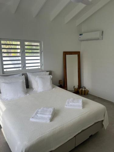 Villa with private pool close to the most beautiful beaches!にあるベッド