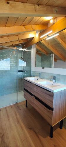 Chalet recent , 5 min télésiège de la Roche, virage 12