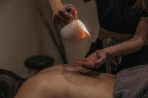 a woman getting a massage from a mans back at Shizen Wellness Hotel in Drama