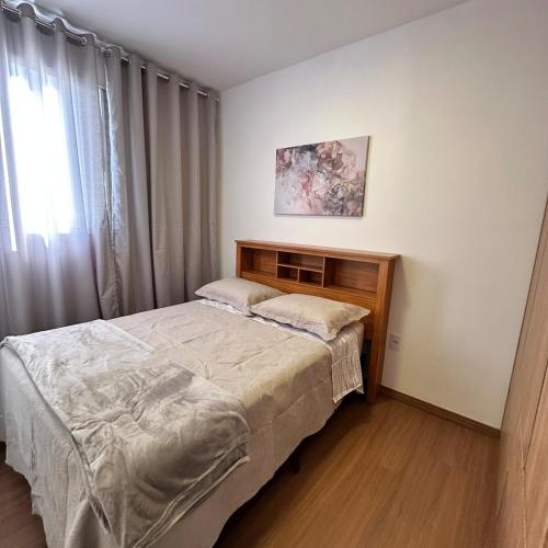 a bedroom with a bed and a window at Luna 03 Prime Loft in Extrema