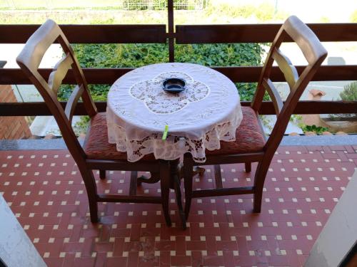 a table with a candle sitting on top of a chair at Casa Natale in Prato Sesia