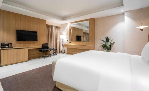 a hotel room with a bed and a television at Charles Fancy in Ilado