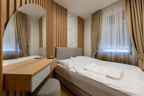 Ένα ή περισσότερα κρεβάτια σε δωμάτιο στο Balkan Square Gold Dorotea-centar