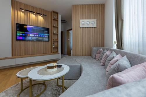 Μια τηλεόραση ή/και κέντρο ψυχαγωγίας στο Balkan Square Gold Dorotea-centar