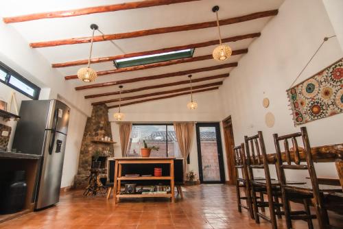 cocina con techos de madera, mesa y sillas en Family Friendly home in the Sacred Valley, en Calca