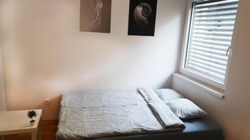 Un pat sau paturi într-o cameră la Sweet Vibes Studio at Šiška district, with Parking