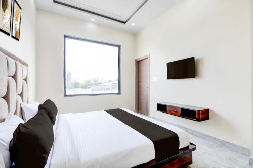 Una televisión o centro de entretenimiento en Super Hotel O BAL GOPAL
