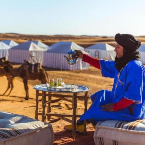 Επισκέπτες που μένουν στο Luxury sahara merzouga camps