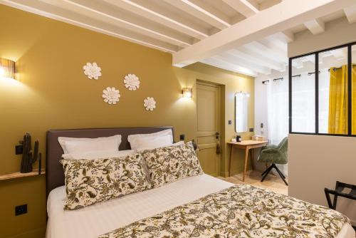 a bedroom with a bed and a desk at Étoile Opéra Calme Balnéo AC in Lyon