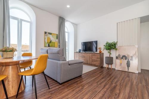 a living room with a couch and a table at T2 Luxo Mobilado in Figueira da Foz