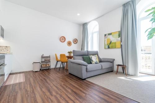 a living room with a couch and a table at T2 Luxo Mobilado in Figueira da Foz