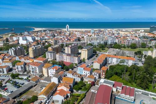 an aerial view of a city with buildings and the ocean at T2 Luxo Mobilado in Figueira da Foz