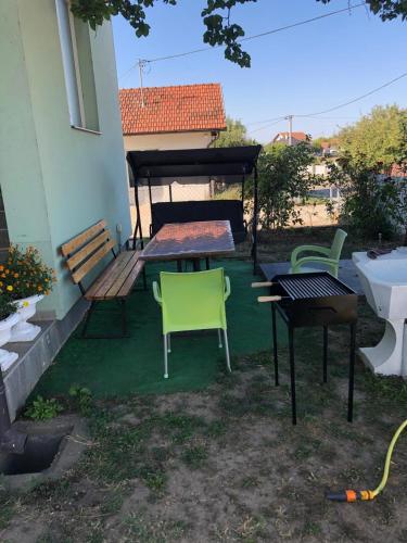 Κήπος έξω από το Apartman Big