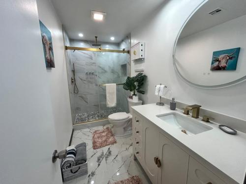 une salle de bain blanche avec lavabo et douche dans l'établissement La casa del Arbol, à Tulsa