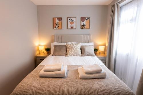 Un dormitorio con una cama con dos almohadas encima. en Birmingham City Centre Lrg House - Sleeps 10 - Free Driveway Parking, en Birmingham
