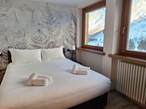 ein Schlafzimmer mit einem Bett mit zwei Handtüchern darauf in der Unterkunft Cervinia Exclusive in Breuil-Cervinia