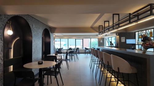 a restaurant with tables and chairs and a bar at Hotel Miramar in Lima