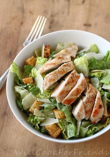 a bowl of salad with chicken on top of it at Little Ranch Hotel Spa Pilar in Manuel Alberti