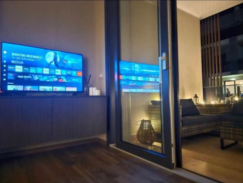 TV a/nebo společenská místnost v ubytování RIVERSIDE SUITE Airport