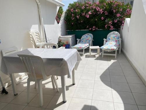 LA GRANDE MOTTE COUCHANT PLAGE BIKINI