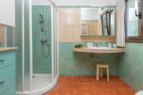 Ένα μπάνιο στο El Pigot - charming tranquil holiday home surrounded by nature with a private swimming pool